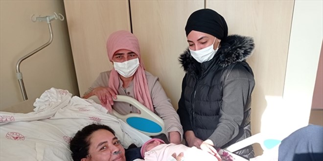 Nuray öğretmen Kovid-19'u yenerek bebeğini 35 gün sonra kucağına aldı