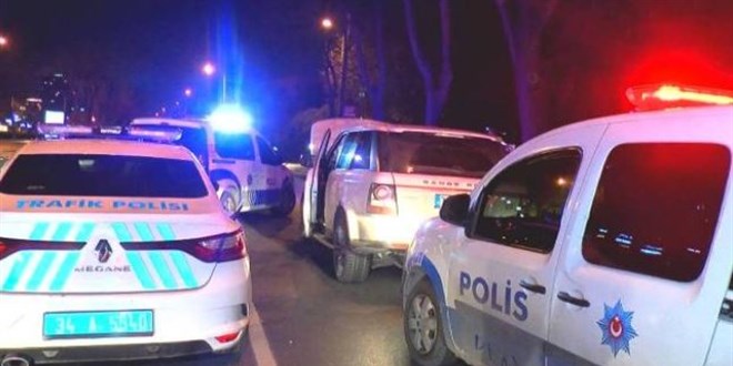 Dur ihtarına uymadı, aracı polislerin üzerine sürdü: 4 gözaltı