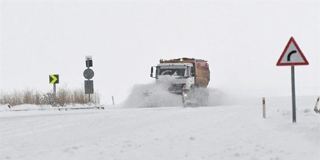 Ardahan ve Erzincan'da 91 ky yolu kardan kapand