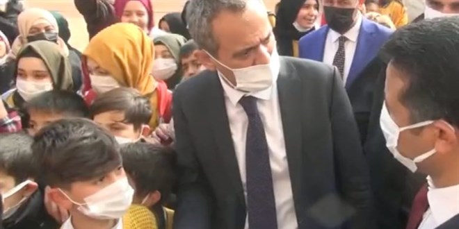 Bakan Özer'in kameralar karşısında müdürleri fırçalaması ne kadar doğru?