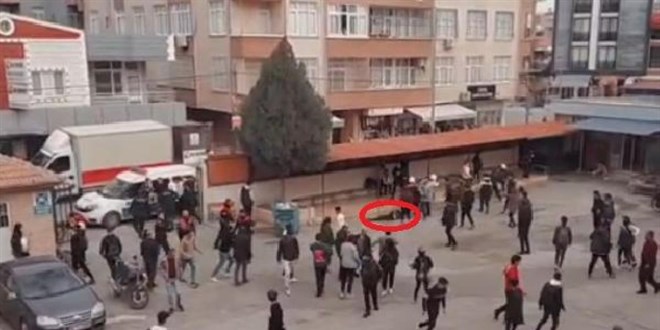 Lise ��rencilerinin kavgas�na veliler de dahil oldu