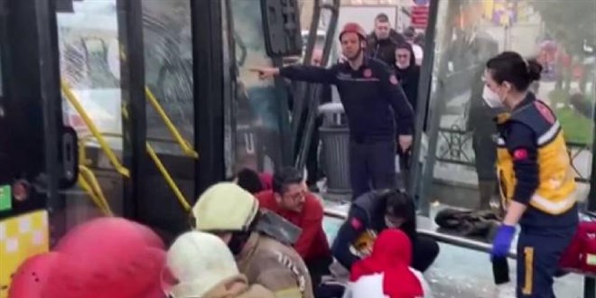 İETT otobüsü durağa çarptı: Yaralılar var