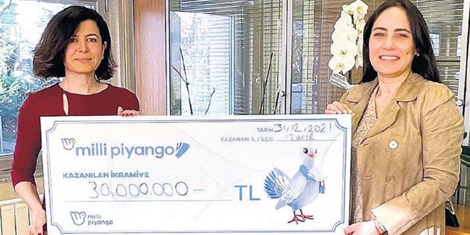 Milli Piyango yılbaşı talihlisi çekini teslim aldı