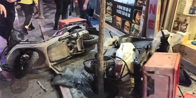 Fatih'te motosikletlere çarpan otomobil kasaba girdi: 4 yaralı