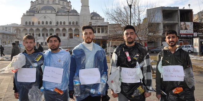 Kahramanmaraş'ta üniversiteliler çöp poşeti giyip temizlik yaptı