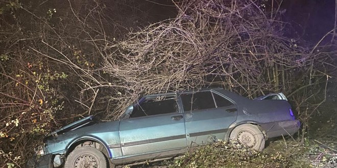 Polisle ehliyetsiz s�r�c�n�n kovalamacas� kazayla bitti: 3 yaral�