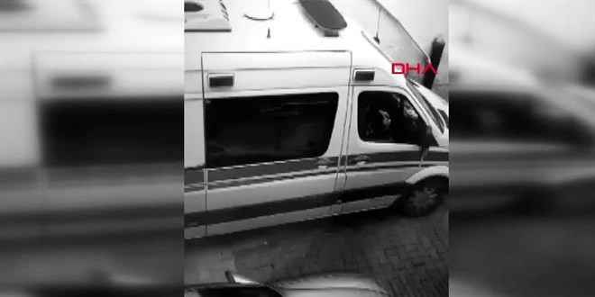 Ambulansa yol vermeyen 3 temizlik görevlisine idari işlem başlatıldı