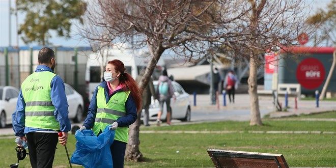 �zmir'de g�n�ll�ler, depremde hayat�n� kaybeden ikizlerin an�s�na sahili temizledi