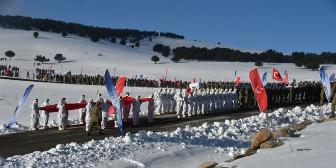 Dağcılar, Sarıkamış Şehitleri anısına Van'da 3 bin 200 rakamlı dağa tırmandı