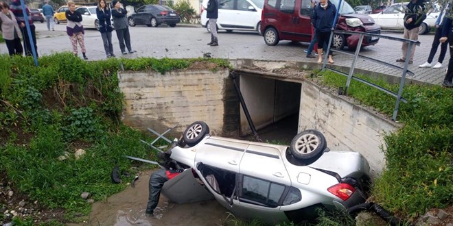 Muğla'da su kanalına devrilen otomobildeki iki kişi yaralandı
