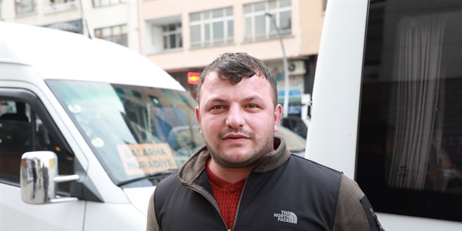 Merdiven korkuluğuna sıkışan kafasını güçlükle çıkarabildi
