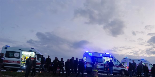 Mardin'de devrilen otomobildeki 1 kişi öldü, 4 kişi yaralandı