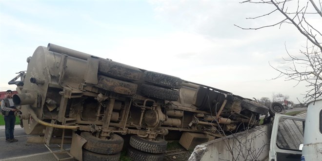 Kamyonetin ikiye bölündüğü kaza kamerada