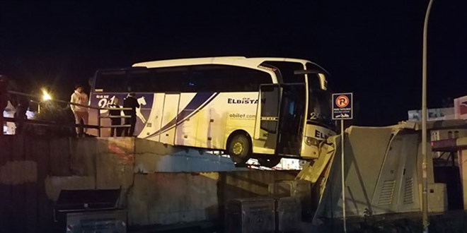 Bariyeri aşan yolcu otobüsü, köprüde asılı kaldı