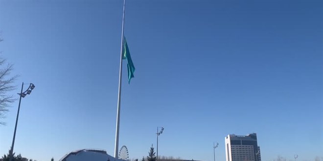 Kazakistan'da Ulusal Yas Gn nedeniyle lke genelinde bayraklar yarya indirildi