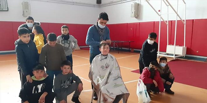 Öğretmen öğrencilerine berber hizmeti de sunuyor