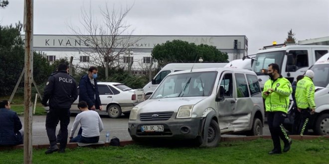 Servis minibüsü ile sivil polis aracı çarpıştı: 2 polis yaralı