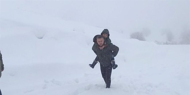 Araçlar çıkamadı, Okul müdürü öğrencisini sırtında taşıdı