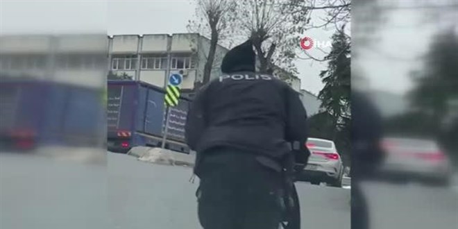 Yolda kalan engelli vatanda��n yard�m�na polis ko�tu