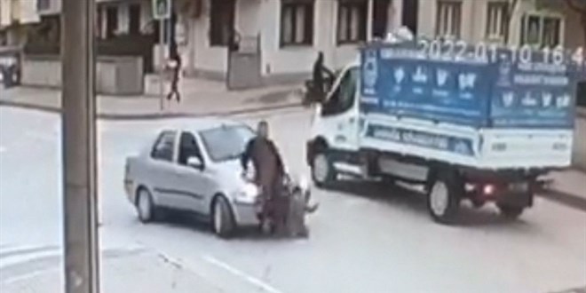 Bursa'da dede ve torununa otomobil çarpma anı