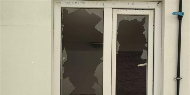 Ev sahibi kirayı arttırdı, yaptığı canlı yayında satırla apartmana zarar verdi