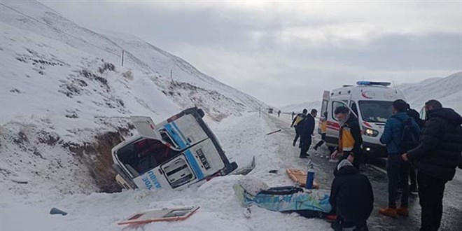 Hasta taşınan ambulans yan yattı: 2'si sağlık görevlisi 5 yaralı