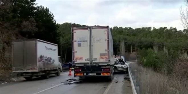 Bolu'da kamyonla çarpışan otomobildeki 2'si çocuk 4 kişi öldü
