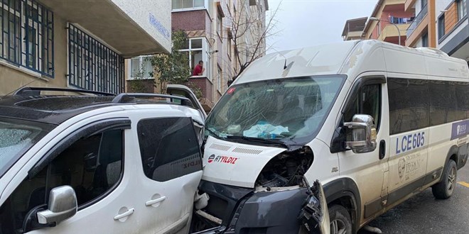 Kontrolden çıkan okul servisi 4 araca çarptı: 3 öğrenci yaralandı