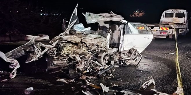 Otomobil, TIR'a arkadan çarptı: 1 ölü, 4 yaralı