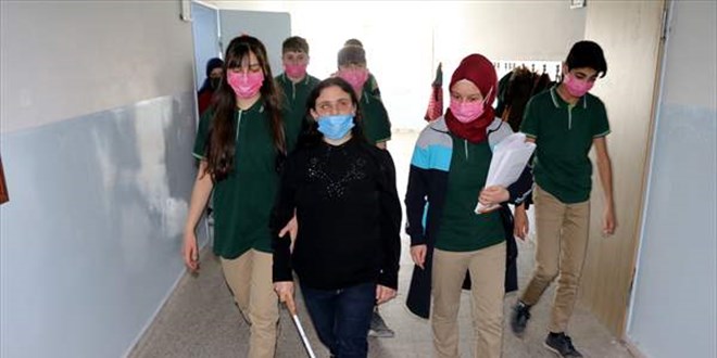Görmeden yüzlerce öğrencisine ışık saçıyor