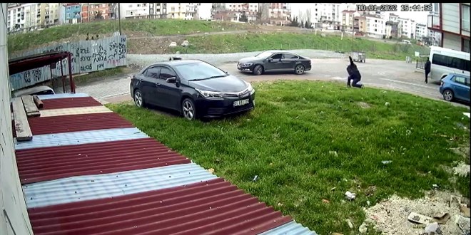 Esenyurt'ta plakasında 'mutluyuz' yazan otomobille geldi, dehşeti yaşattı