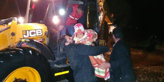 Aydın'da dere taştı: Mahsur kalan ailenin yardımına ekipler koştu