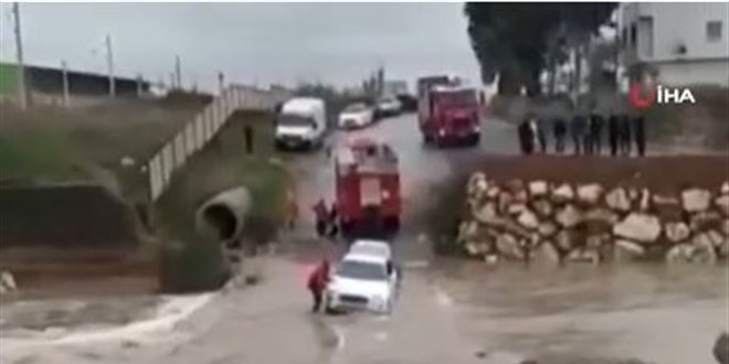 Dere yatağına saplanan aracını kurtarmak isterken akıntıya kapıldı