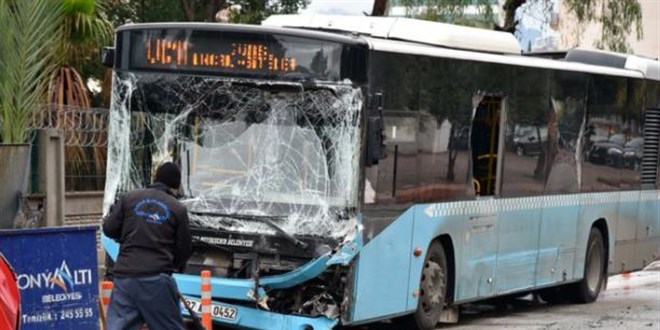 Biri polis 5 kişinin yaralandığı otobüs kaza anına ilişkin görüntüler ortaya çıktı