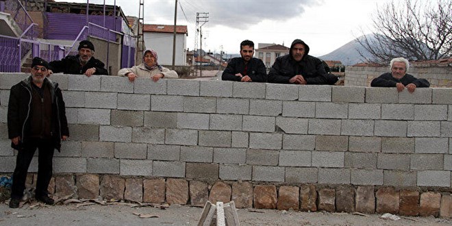 Arazisinden getiini iddia ettii yola duvar rd: Mahalleliyi bktrd
