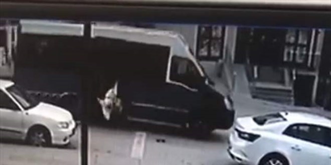Liseli Helin, kapısı açık dolmuştan düşerek ağır yaralandı