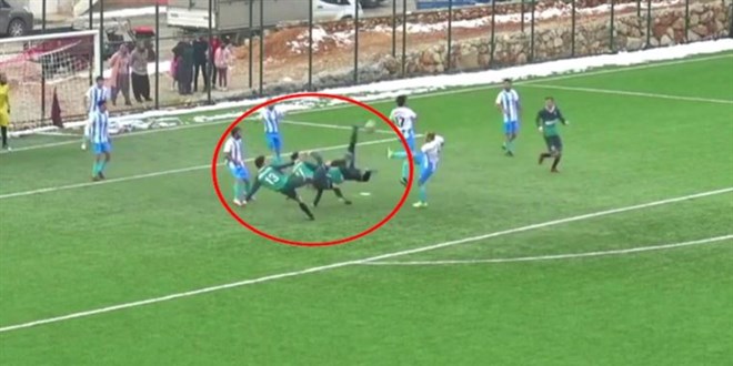 3 futbolcunun vole girişimi ilginç anlar oluşturdu