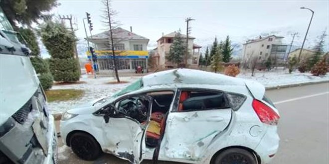 Otomobil ve tırın çarpıştığı kazada 3 öğretmen yaralandı
