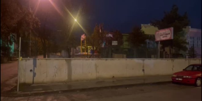 8 yaşındaki çocuk içindeyken arabayı çaldılar