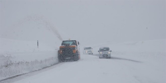 Antalya -Konya karayolunda kar kalınlığı 1 metreyi geçti