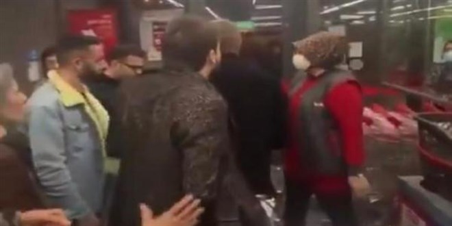Zincir markette maske uyarısı yapan kasiyer ile kavga ettiler