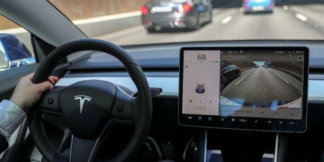 Dnyann drt bir yanndaki Teslalar' hackledi: Arabalar uzaktan kontrol etti