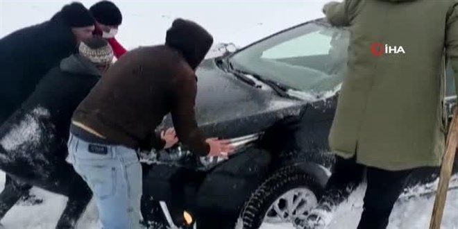 Milli Eğitim Müdürü'nün aracı kara saplandı... Araç köylülerin yardımıyla kurtarıldı
