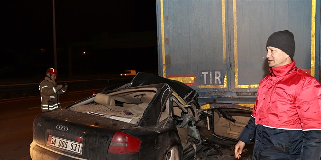 Sancaktepe'de tır ile çarpışan otomobildeki 2 kişi ağır yaralandı