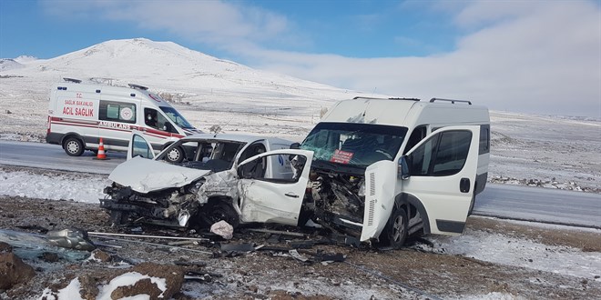 Niğde'de minibüs ile hafif ticari aracın çarpışması sonucu 11 kişi yaralandı