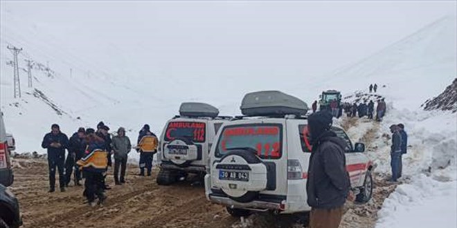 Su şebekesini onarmaya giden 3 kişinin üzerine çığ düştü