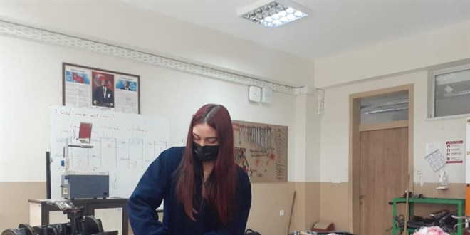 'Yapamazsın' diyenlere inat motor bölümüne kayıt yaptıran ilk kız öğrenci oldu