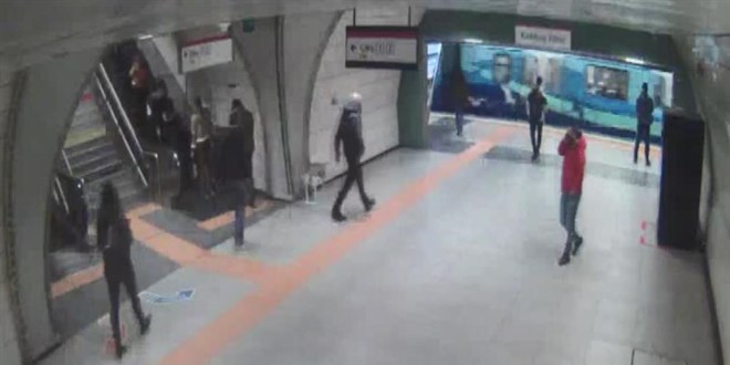 Metrodaki bıçaklı saldırıya ilişkin yeni görüntüler ortaya çıktı
