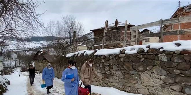 'Sağlık ordusu' karlı yolları aşarak aşı yapıyor