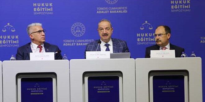 Hukukçular, hukuk eğitimini sempozyumda değerlendirdi